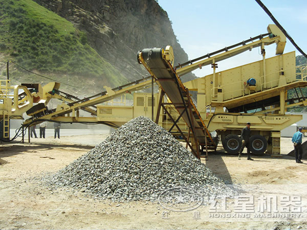 移動(dòng)式制砂機(jī)生產(chǎn)現(xiàn)場