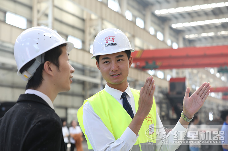 客戶經(jīng)理在為來廠參觀用戶講解移動打砂機(jī)的功能特點(diǎn)
