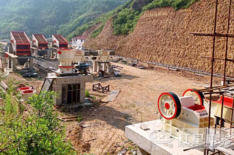 沙廠生產線安裝安裝中，石料粉碎設備有鄂破、圓錐破和制砂機