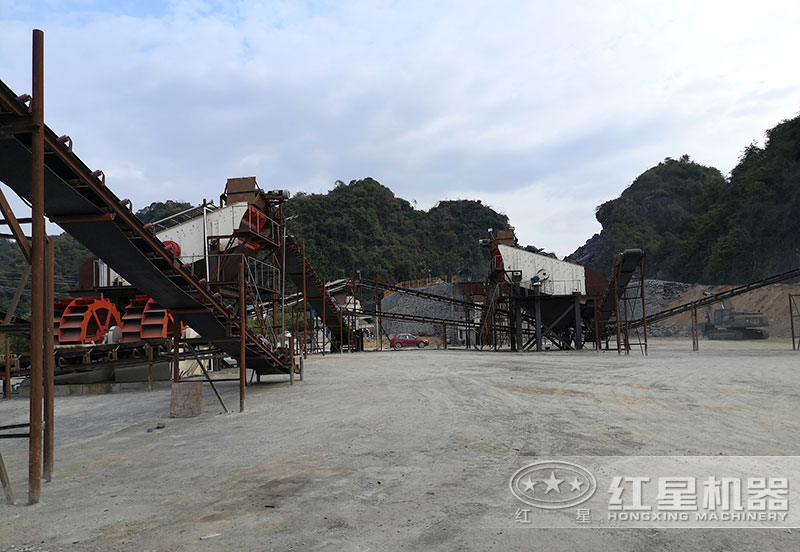 方案三配置現(xiàn)場(chǎng)：破碎機(jī)+制砂機(jī)+洗砂機(jī)，費(fèi)用80萬以上